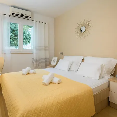 Lavica Seaside Apartments, * Podstrana